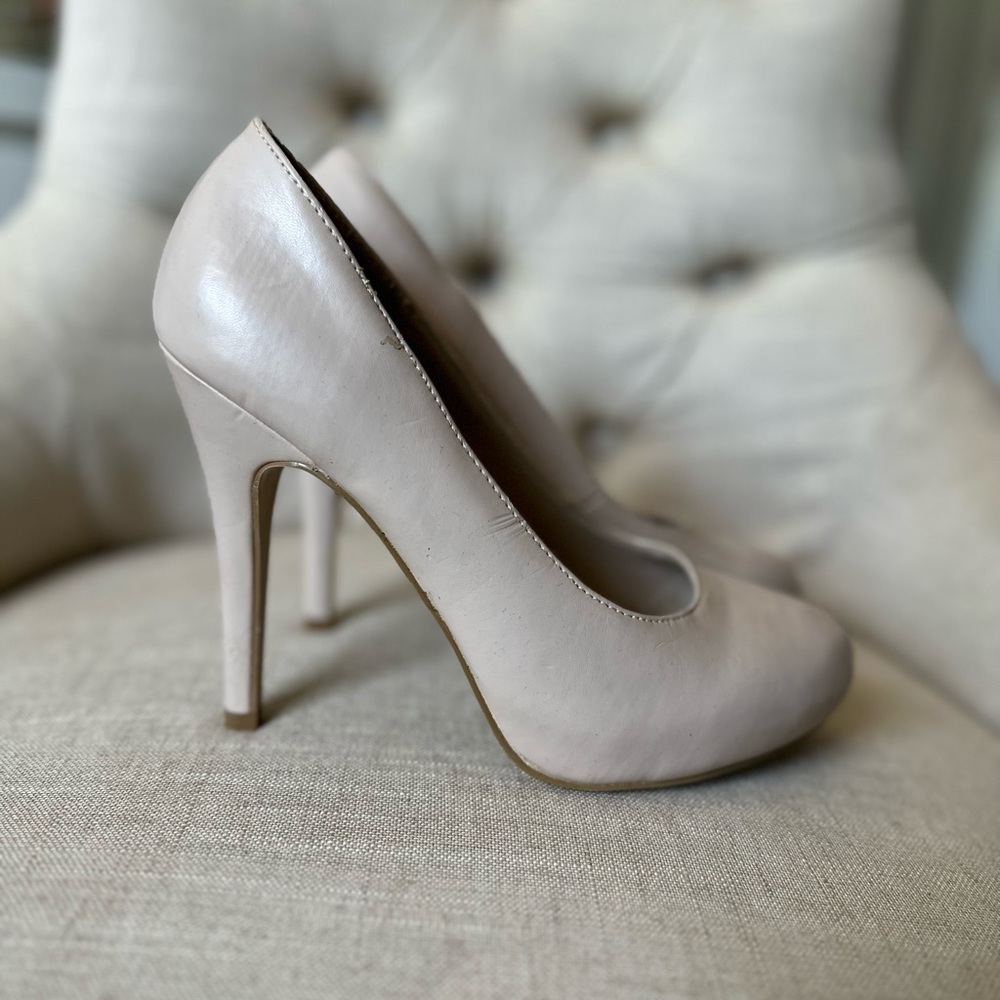 Nude pumps